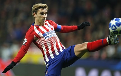 熊猫体育-克瓦拉茨赫利亚赛后与对手交换球衣